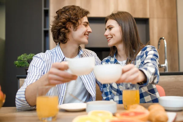 Ora Del Caffe Casa Carino Giovane Coppia Bere Caffè Cucina — Foto Stock