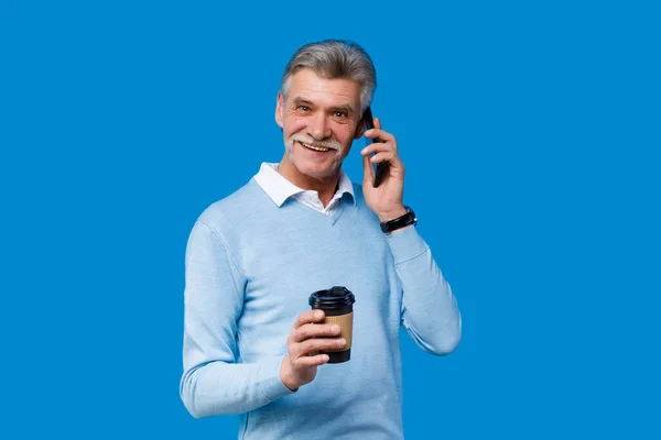 Felice Uomo Anziano Godendo Suo Caffè Tenendo Telefono Mentre Rimanere — Foto Stock