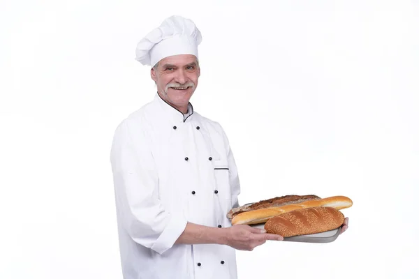 白い背景にパン棚付きの均一な保持バゲットでハンサムな古いパン屋 — ストック写真