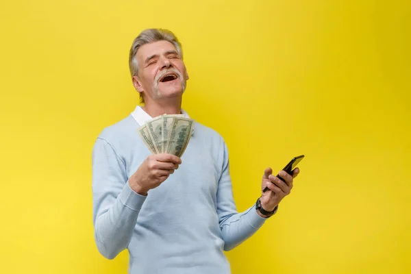 Pria Senior Emosional Dan Bahagia Dengan Uang Tunai Dengan Latar — Stok Foto