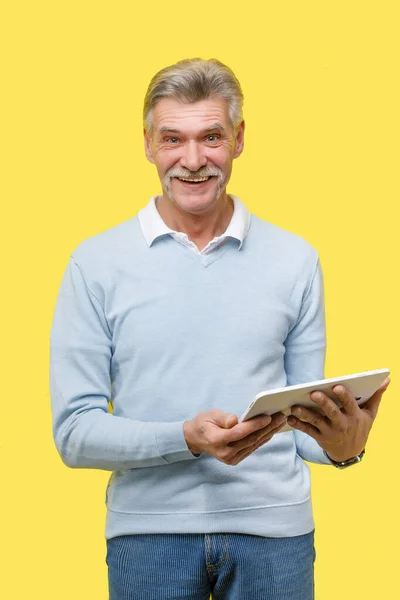 Uomo Anziano Sorridente Con Tablet Digitale Allegro Maschio Maturo Eccitato — Foto Stock