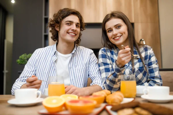 Portrait Pretty Couple Love Eating Breakfast Together Morning Kitchen Happy — Stock Photo, Image