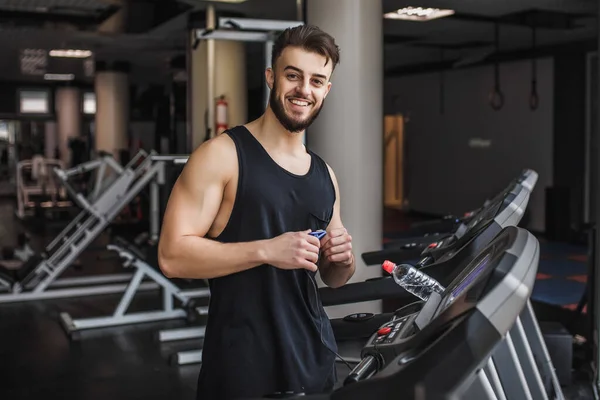 Foto Von Jungen Bodybuilder Macht Cardio Workout Und Posiert Der — Stockfoto