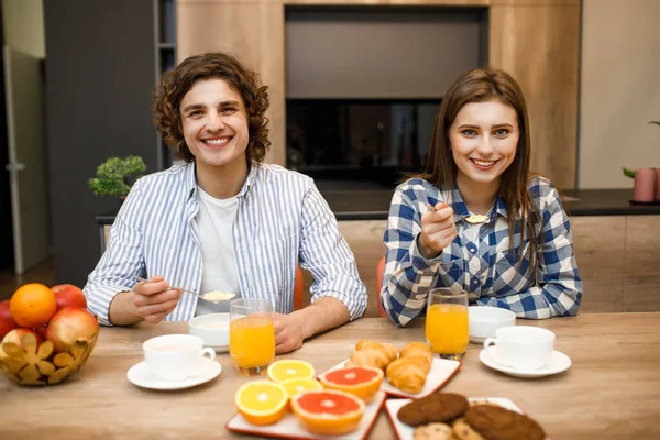 Pareja Casada Enamorada Desayunando Juntos Por Mañana Cocina Familia Feliz — Foto de Stock