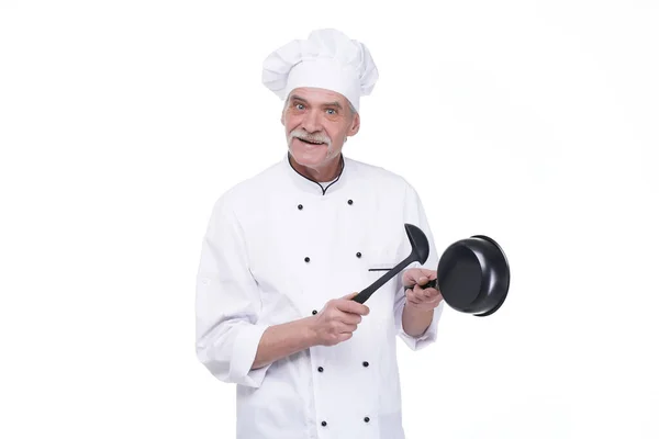 髭を生やした年配の男性の肖像画は ラドル レストラン料理の概念と一様に興奮した顔で調理します シェフはスープやコンポートを味わう — ストック写真