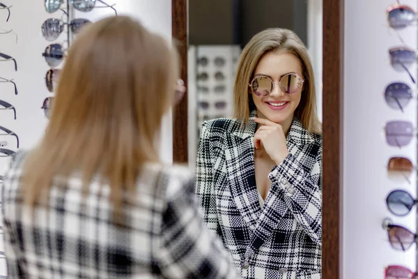 Vacker Och Preety Kvinna Att Välja Ett Glas Optiker Butik — Stockfoto