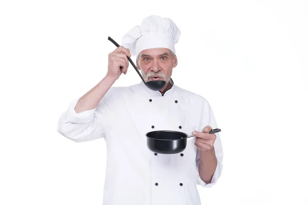 髭を生やした年配の男性は ラドル レストラン料理の概念と一様に興奮した顔をして調理します シェフはスープやコンポートを味わう — ストック写真