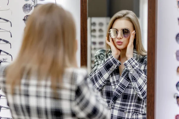 Menina Bonita Escolhendo Óculos Loja Óptica Fêmea Olhando Para Espelho — Fotografia de Stock