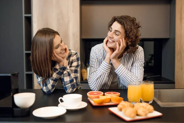Linda Pareja Casada Joven Disfrutando Desayuno Temprano Por Mañana Juntos — Foto de Stock