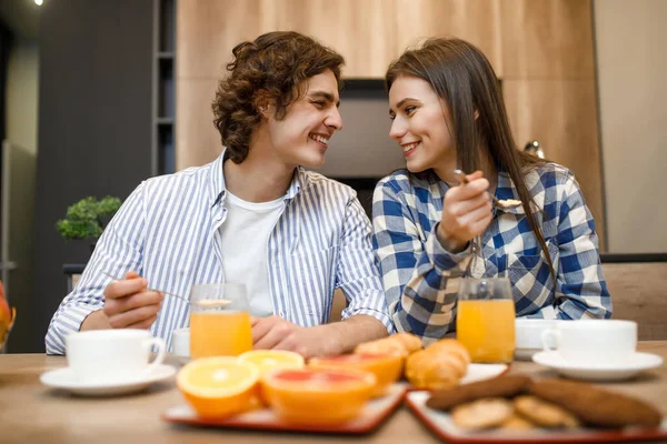 Gift Härlig Par Kär Äta Frukost Tillsammans Morgonen Köket Lycklig — Stockfoto