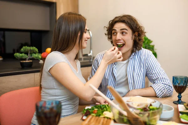 Mujer Alimentando Marido Moren Cocina — Foto de Stock