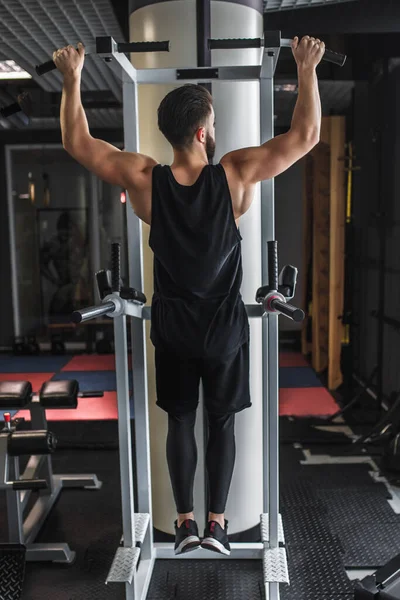 Athletin Muskulöse Fitness Männchen Modell Das Einem Fitnessstudio Reck Hochzieht — Stockfoto