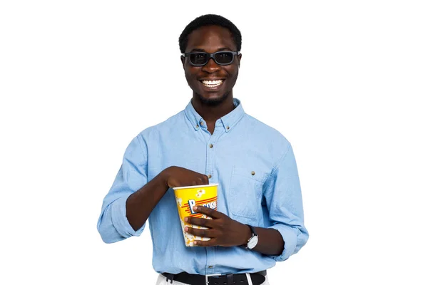 Sorrindo Bonito Homem Africano Óculos Detém Balde Pipoca Roupas Casuais — Fotografia de Stock