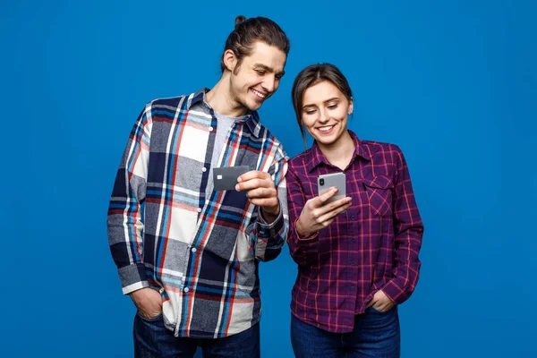 Imagen Hombre Mujer Sonrientes Ropa Casual Pie Sosteniendo Teléfonos Celulares —  Fotos de Stock