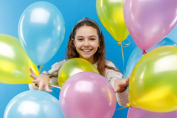 Aranyos Kis Érzelmi Lány Fehér Ruhában Színes Ballonok Kék Háttér — Stock Fotó