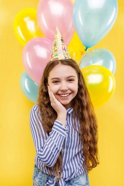 Aranyos Lány Színes Felfújható Ballonok Elszigetelt Sárga Háttér Kis Gyönyörű — Stock Fotó