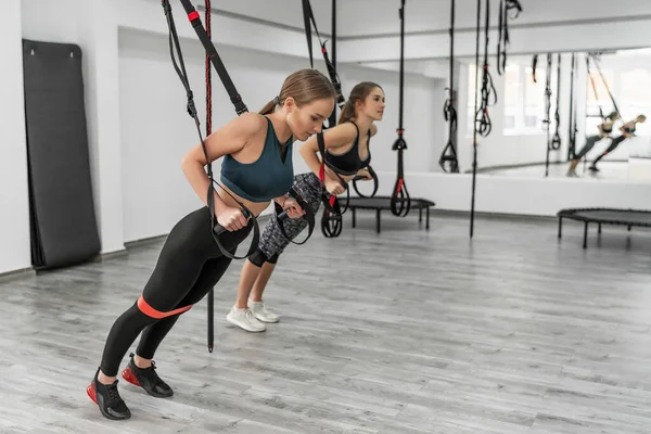 Portrait Von Zwei Jungen Schön Fitten Frauen Sportbekleidung Trainingsarme Mit — Stockfoto