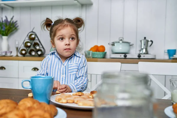 Dzieciak Kuchni Chce Jeść Ciasteczka Herbatą Domu — Zdjęcie stockowe