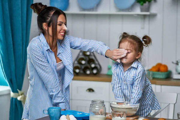 Mom Entertains Her Daughter Kitchen Bake Cookies Knead Dough Kitchen — Stock Photo, Image