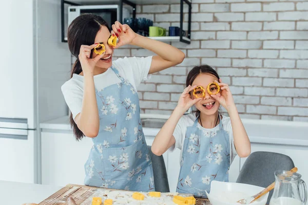 Two Sistres Playing Forms Baking Kitchen Family Time — Stock Photo, Image