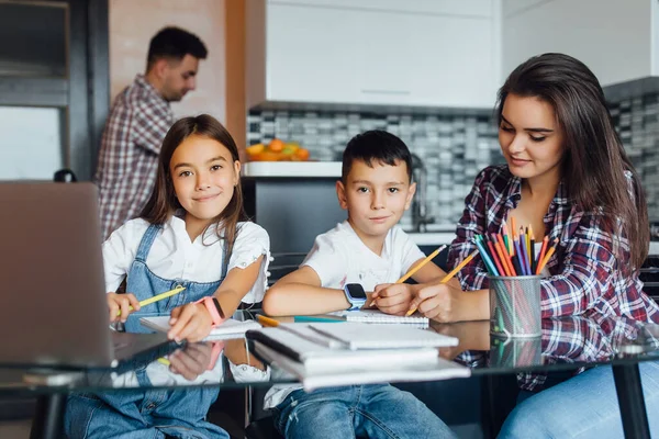 Feliz Morena Madre Sus Adorables Hijos Haciendo Tarea Madre Ayudarles — Foto de Stock