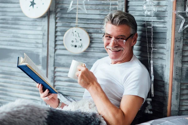 Hombre Mayor Personaje Acostado Sofá Leyendo Libro Personas Mayores Llevando — Foto de Stock