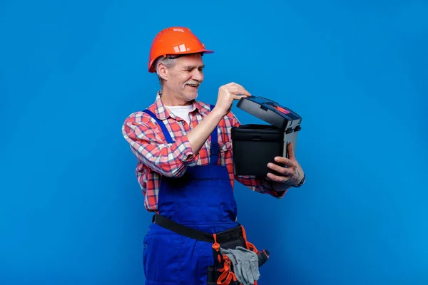 Foto Encanador Profissional Construtor Uniforme Azul Abrir Sua Caixa Ferramentas — Fotografia de Stock