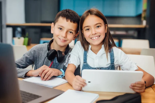 Zwei Glückliche Kleine Freunde Schreiben Hausaufgaben Mit Intelligentem Digitalem Tablet — Stockfoto