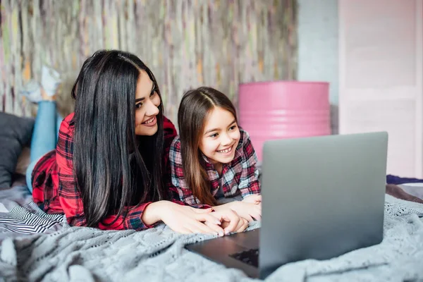 Dos Hermanas Jóvenes Adolescentes Usando Ordenador Portátil Para Ver Películas — Foto de Stock