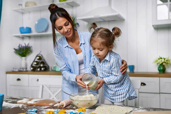 Little Beautiful Daughter Helps Mom Pour Milk Dough Family Bake — Stock Photo, Image