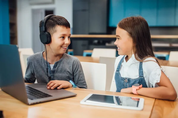 Dos Pequeños Amigos Felices Niño Niña Usando Tableta Digital Inteligente — Foto de Stock