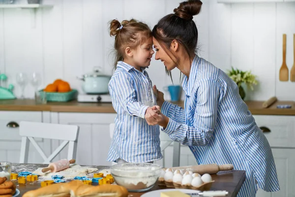 Beautiful Mother Her Little Cute Daughter Hugging Face Face Kitchen — Stock Photo, Image