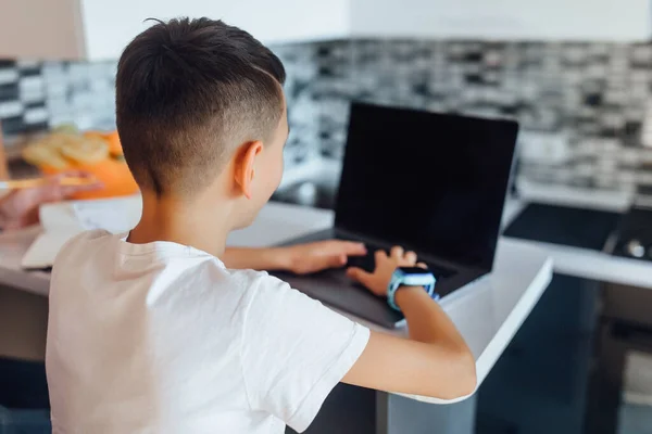 Niño Mirando Pantalla Haciendo Compras Línea Casa — Foto de Stock