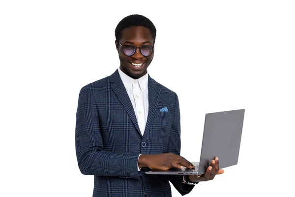 笑顔若い成功したアフリカ人男性でビジネス服で眼鏡ホルダーラップトップ上の隔離された白い背景 — ストック写真