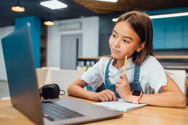 Chica Bonita Usando Una Computadora Portátil Para Tarea Aula Azul — Foto de Stock