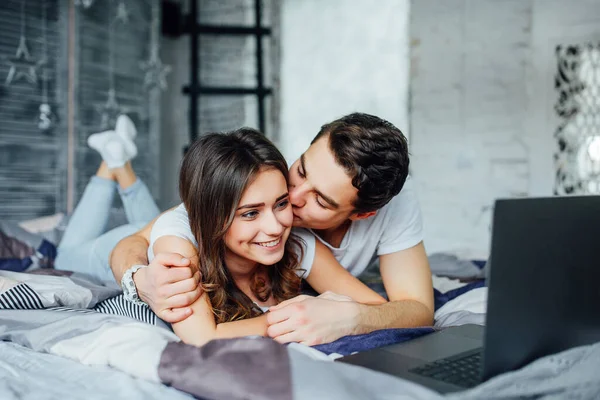 Atractiva Pareja Enamorada Juntos Sofá Sala Estar Disfrutando Usar Ordenador — Foto de Stock