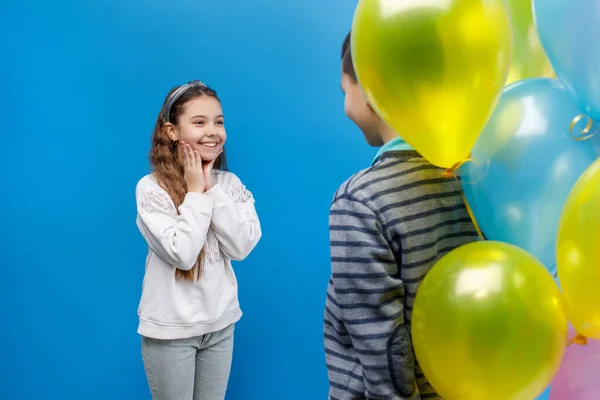 Mosolygós Fiú Kezében Többszínű Ballonok Születésnapi Ajándék Aranyos Lány Elszigetelt — Stock Fotó