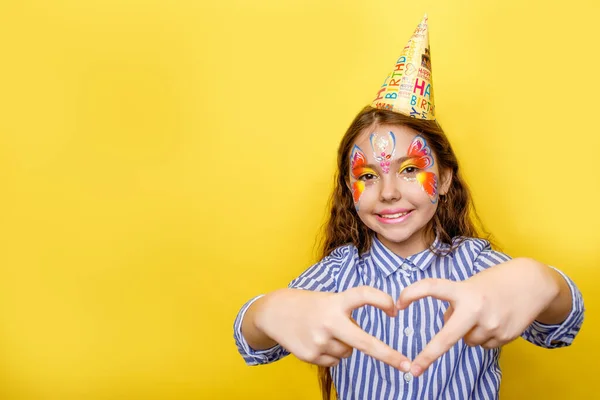 Μικρό Χαριτωμένο Κορίτσι Στο Καπέλο Πάρτι Γενεθλίων Την Πινακίδα Αγάπης — Φωτογραφία Αρχείου