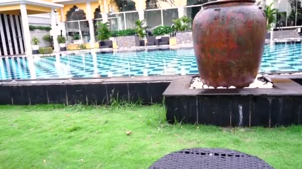 Wir Sitzen Mit Kokosnüssen Pool — Stockvideo
