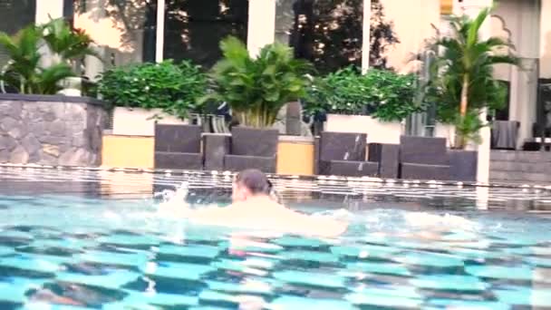 Freizeitaktivitäten Pool Schwimmen Und Tauchen — Stockvideo