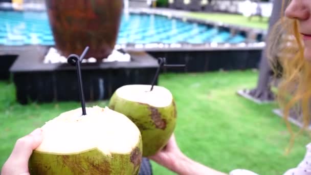 Siamo Seduti Con Noci Cocco Vicino Alla Piscina — Video Stock