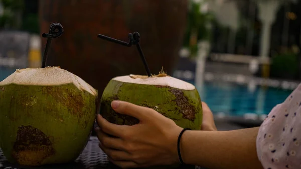 Estamos Sentados Com Cocos Perto Piscina — Fotografia de Stock