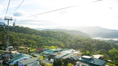 Robin Hill 'deki Cable Car, Truc Lam (Dalat, Vietnam) Dağlar, orman ve göl manzarası..