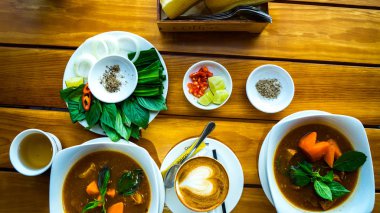 Vietnam sığır güveci kahve ve sebzelerle izole edilmiş. Restoranda Vietnam usulü öğle yemeği Bo Kho çorbası. Asya mutfağı yemek konsepti.