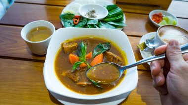Vietnam sığır güveci kahve ve sebzelerle izole edilmiş. Restoranda Vietnam usulü öğle yemeği Bo Kho çorbası. Asya mutfağı yemek konsepti.