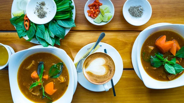 Vietnam sığır güveci kahve ve sebzelerle izole edilmiş. Restoranda Vietnam usulü öğle yemeği Bo Kho çorbası. Asya mutfağı yemek konsepti.