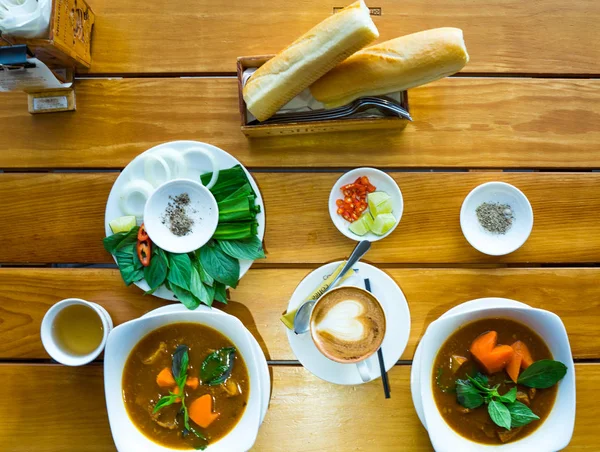 Vietnam sığır güveci kahve ve sebzelerle izole edilmiş. Restoranda Vietnam usulü öğle yemeği Bo Kho çorbası. Asya mutfağı yemek konsepti.