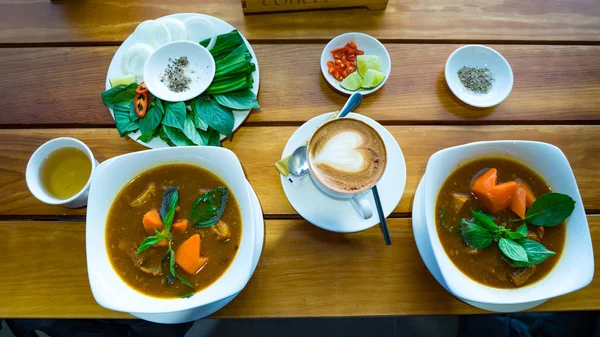 Rebusan Daging Sapi Vietnam Diisolasi Meja Dengan Kopi Dan Sayuran — Stok Foto