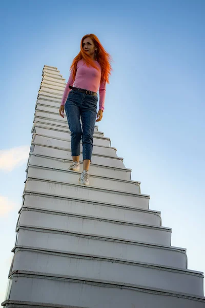 Das Mädchen Geht Die Treppe Hinauf Die Den Himmel Steigt — Stockfoto