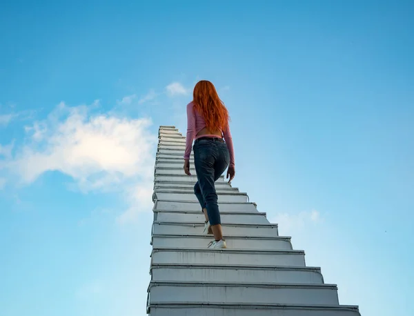 Das Mädchen Geht Die Treppe Hinauf Die Den Himmel Steigt — Stockfoto